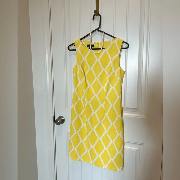 Alyx Yellow Sleeveless Diamond Pattern Dress with necklace and earrings ๐๐ฎ๐น๐๐ฎ๐น - Picture 1 of 7